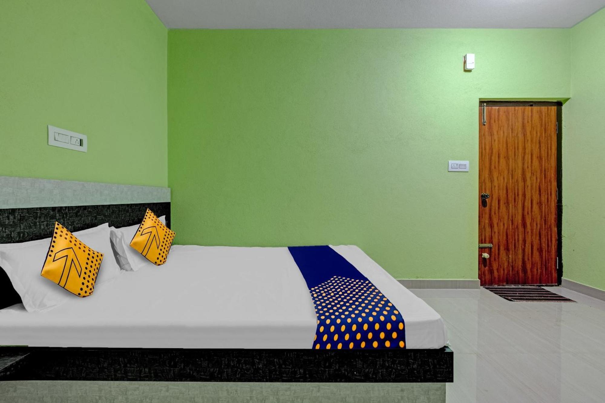 Spot On B R Comforts Krs Back Water Hotell Hosa Kannambādi Exteriör bild