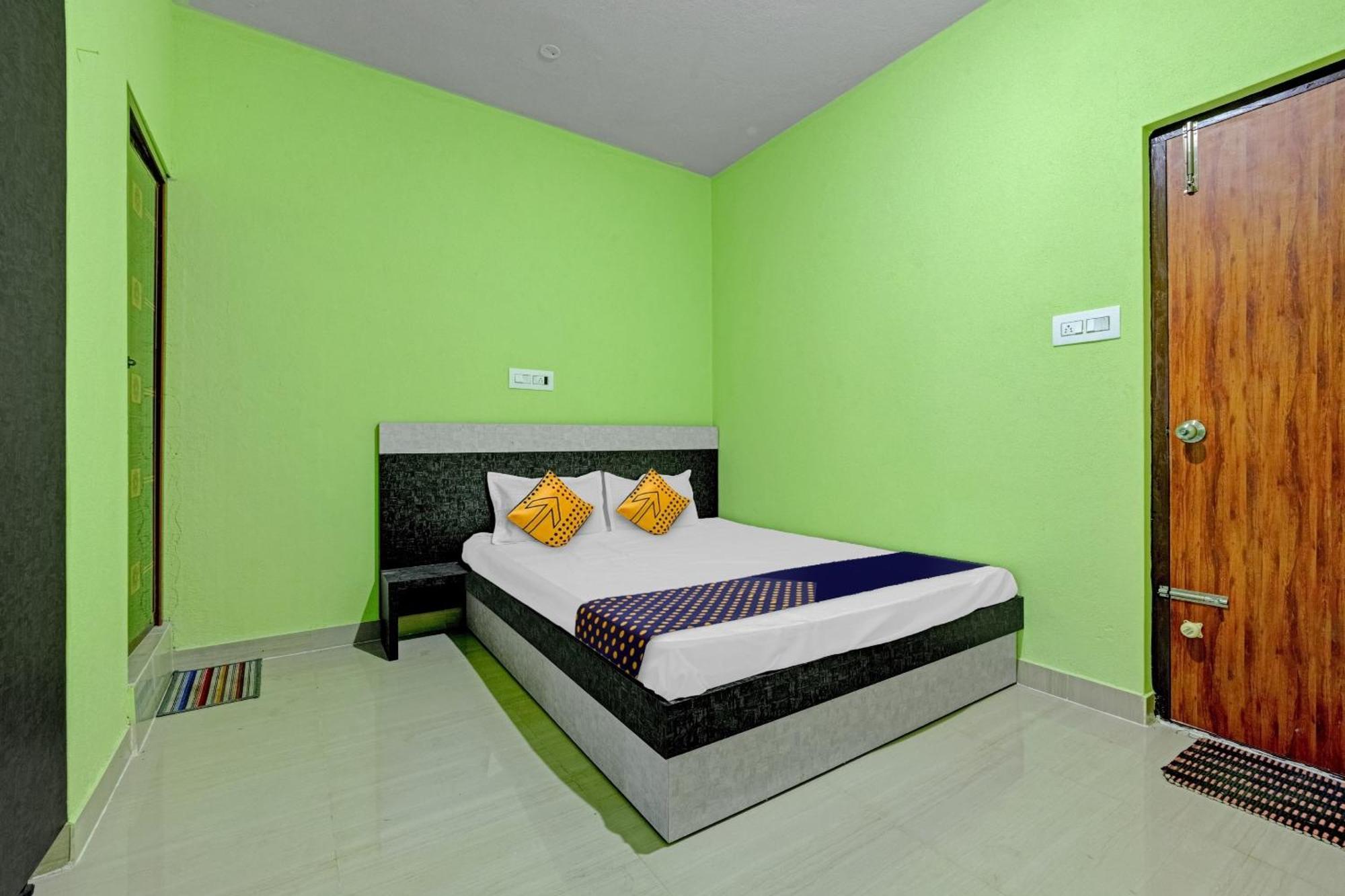 Spot On B R Comforts Krs Back Water Hotell Hosa Kannambādi Exteriör bild